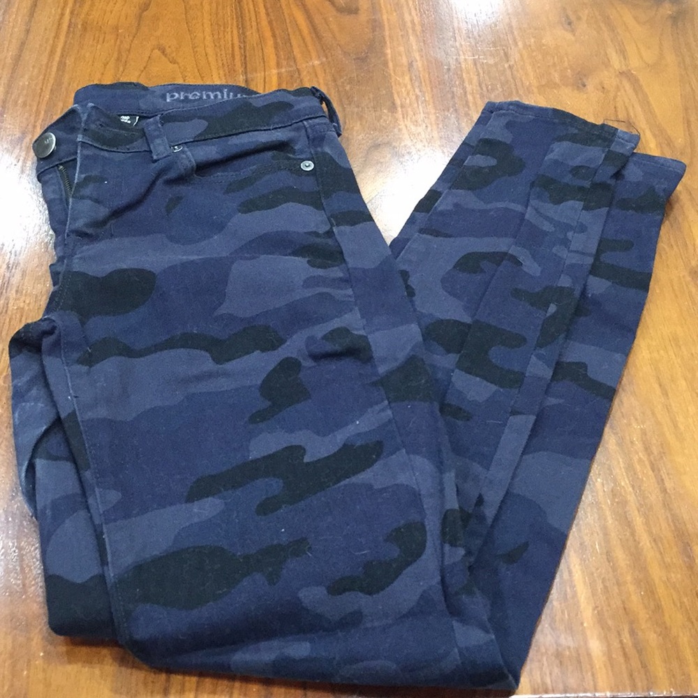 Gap size 0/25 blue colored army print soft jeans